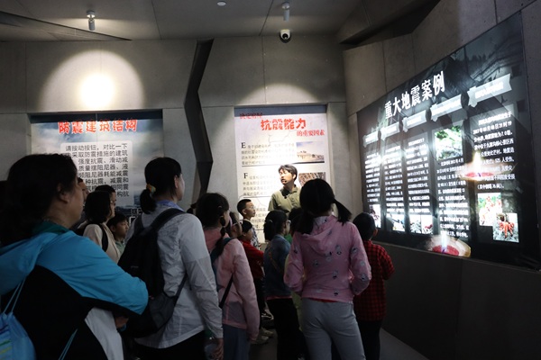 中仓社区“安全冒险家”亲子奇遇记:沉浸式 体验筑牢生命防线 中仓社区“安全冒险家”亲子奇遇记:沉浸式 体验筑牢生命防线