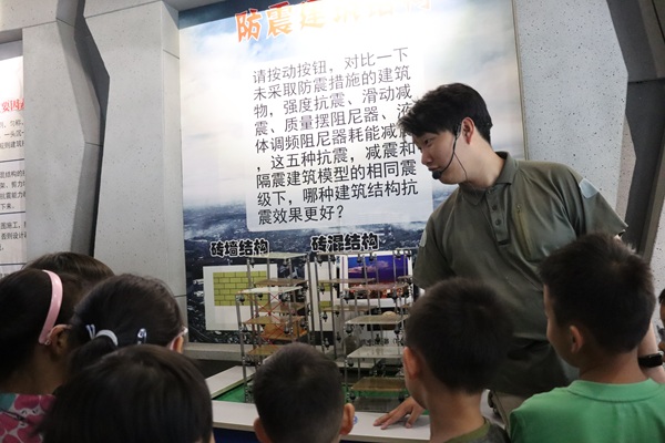 中仓社区“安全冒险家”亲子奇遇记:沉浸式 体验筑牢生命防线 中仓社区“安全冒险家”亲子奇遇记:沉浸式 体验筑牢生命防线
