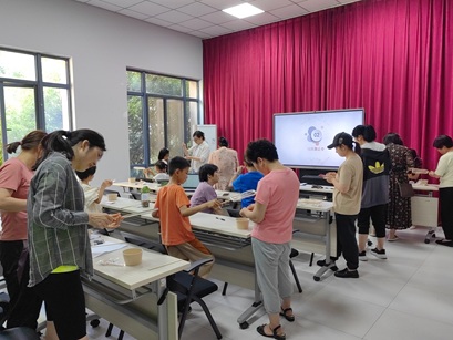 欧典社区 | “探寻原生家庭 共制蚕丝雅扇”---蚕丝扇手工制作活动 欧典社区 | “探寻原生家庭 共制蚕丝雅扇”---蚕丝扇手工制作活动