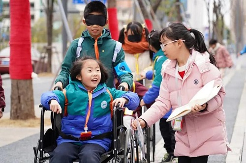 儿童观察团：“一米高度”丈量城市治理