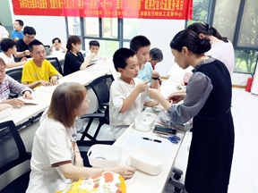 欧典社区 | “珠”联璧合 老幼共制手工串珠活动(一) 欧典社区 | “珠”联璧合 老幼共制手工串珠活动(一)