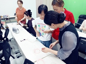 欧典社区 | “珠”联璧合 老幼共制手工串珠活动(一) 欧典社区 | “珠”联璧合 老幼共制手工串珠活动(一)