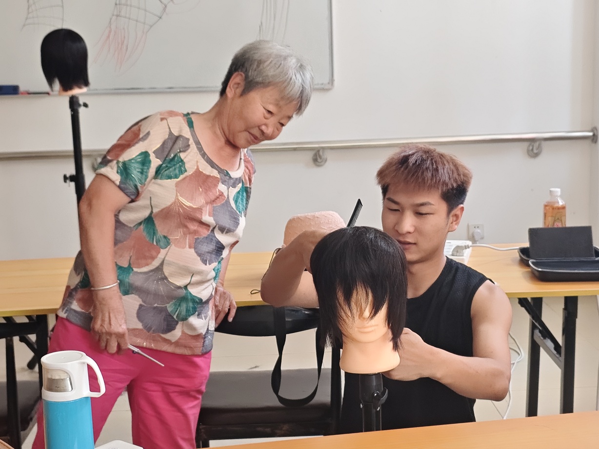 【南蔡村镇社工站】“剪一缕关爱，暖一方夕阳”——义剪志愿服务队技能培训开班啦