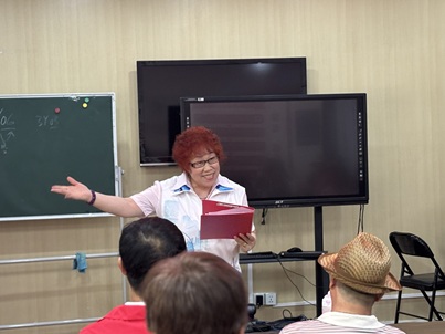 西上园社区“红心诵经典”:宋叔领读,共赴书香七一之约 西上园社区“红心诵经典”:宋叔领读,共赴书香七一之约
