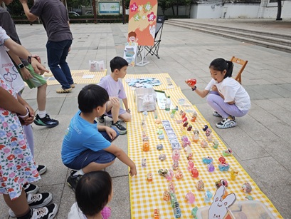 闲置焕新显温情,邻里共筑幸福家——中仓社区“爱心跳蚤市场,助力健康成长”主题活动 闲置焕新显温情,邻里共筑幸福家——中仓社区“爱心跳蚤市场,助力健康成长”主题活动