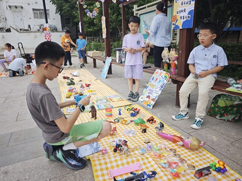 闲置焕新显温情,邻里共筑幸福家——中仓社区“爱心跳蚤市场,助力健康成长”主题活动 闲置焕新显温情,邻里共筑幸福家——中仓社区“爱心跳蚤市场,助力健康成长”主题活动