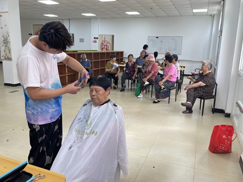 【南蔡村镇暖阳时光驿站】畔水庭苑社区：喜迎上合氛围浓  “爱心头等舱计划”送关爱