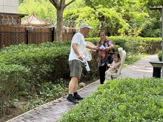 楼道门前不添堵,文明归位齐守护——京贸北区社区志愿者助力营造清朗社区环境 楼道门前不添堵,文明归位齐守护——京贸北区社区志愿者助力营造清朗社区环境
