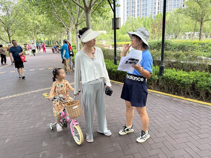 楼道门前不添堵,文明归位齐守护——京贸北区社区志愿者助力营造清朗社区环境 楼道门前不添堵,文明归位齐守护——京贸北区社区志愿者助力营造清朗社区环境