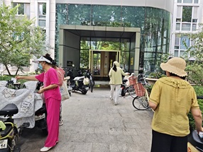 楼道门前不添堵,文明归位齐守护——京贸北区社区志愿者助力营造清朗社区环境 楼道门前不添堵,文明归位齐守护——京贸北区社区志愿者助力营造清朗社区环境