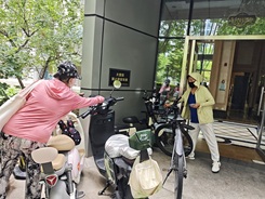 楼道门前不添堵,文明归位齐守护——京贸北区社区志愿者助力营造清朗社区环境 楼道门前不添堵,文明归位齐守护——京贸北区社区志愿者助力营造清朗社区环境