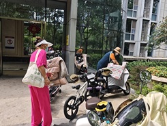 楼道门前不添堵,文明归位齐守护——京贸北区社区志愿者助力营造清朗社区环境 楼道门前不添堵,文明归位齐守护——京贸北区社区志愿者助力营造清朗社区环境