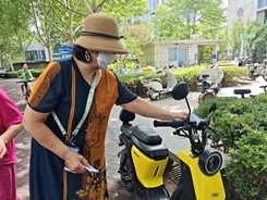 楼道门前不添堵,文明归位齐守护——京贸北区社区志愿者助力营造清朗社区环境 楼道门前不添堵,文明归位齐守护——京贸北区社区志愿者助力营造清朗社区环境