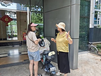 楼道门前不添堵,文明归位齐守护——京贸北区社区志愿者助力营造清朗社区环境 楼道门前不添堵,文明归位齐守护——京贸北区社区志愿者助力营造清朗社区环境