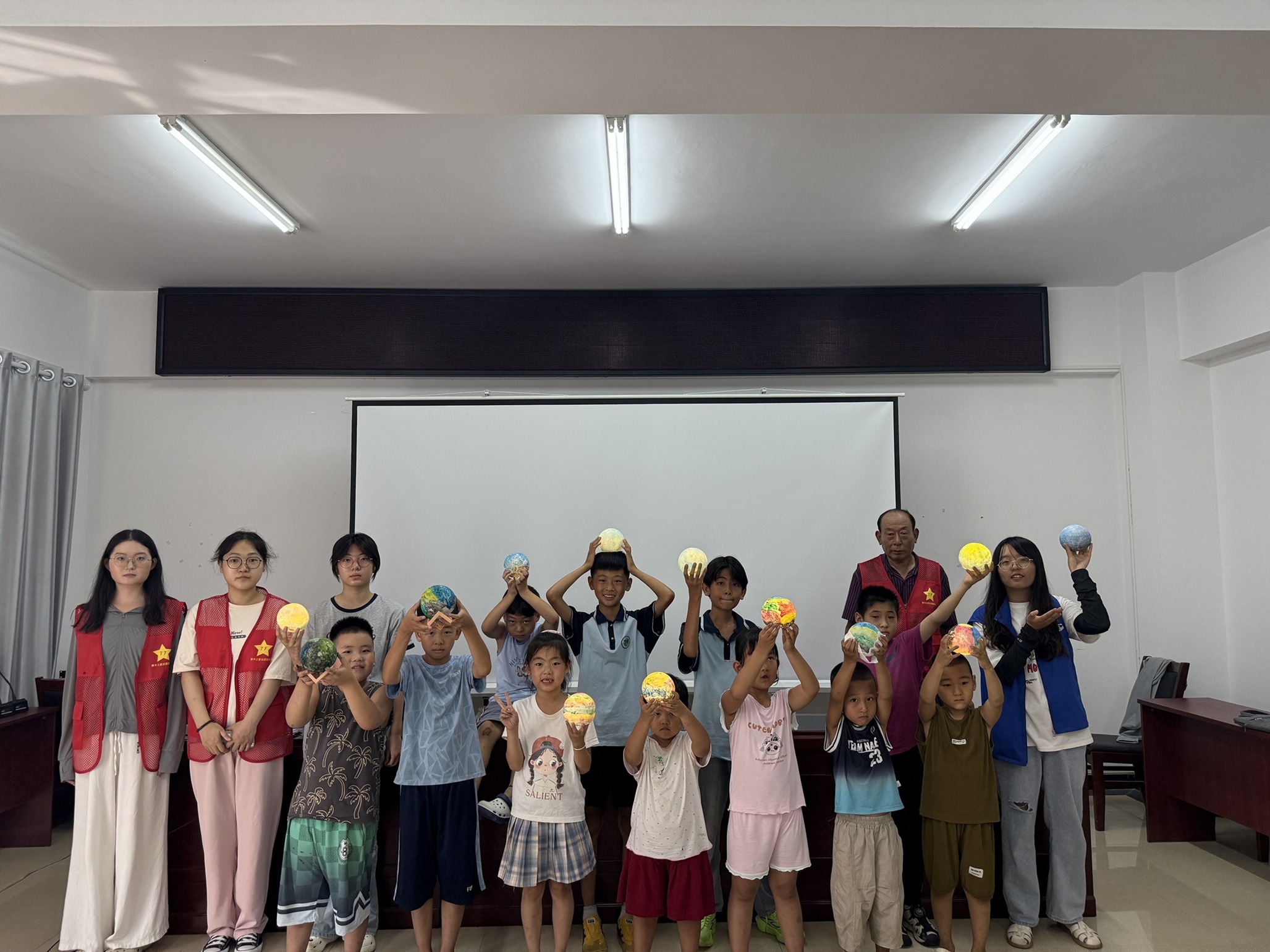 【大王古庄镇社工站】泰丰家园社区“星空探索家：宇宙奥秘科普与星球灯DIY”活动