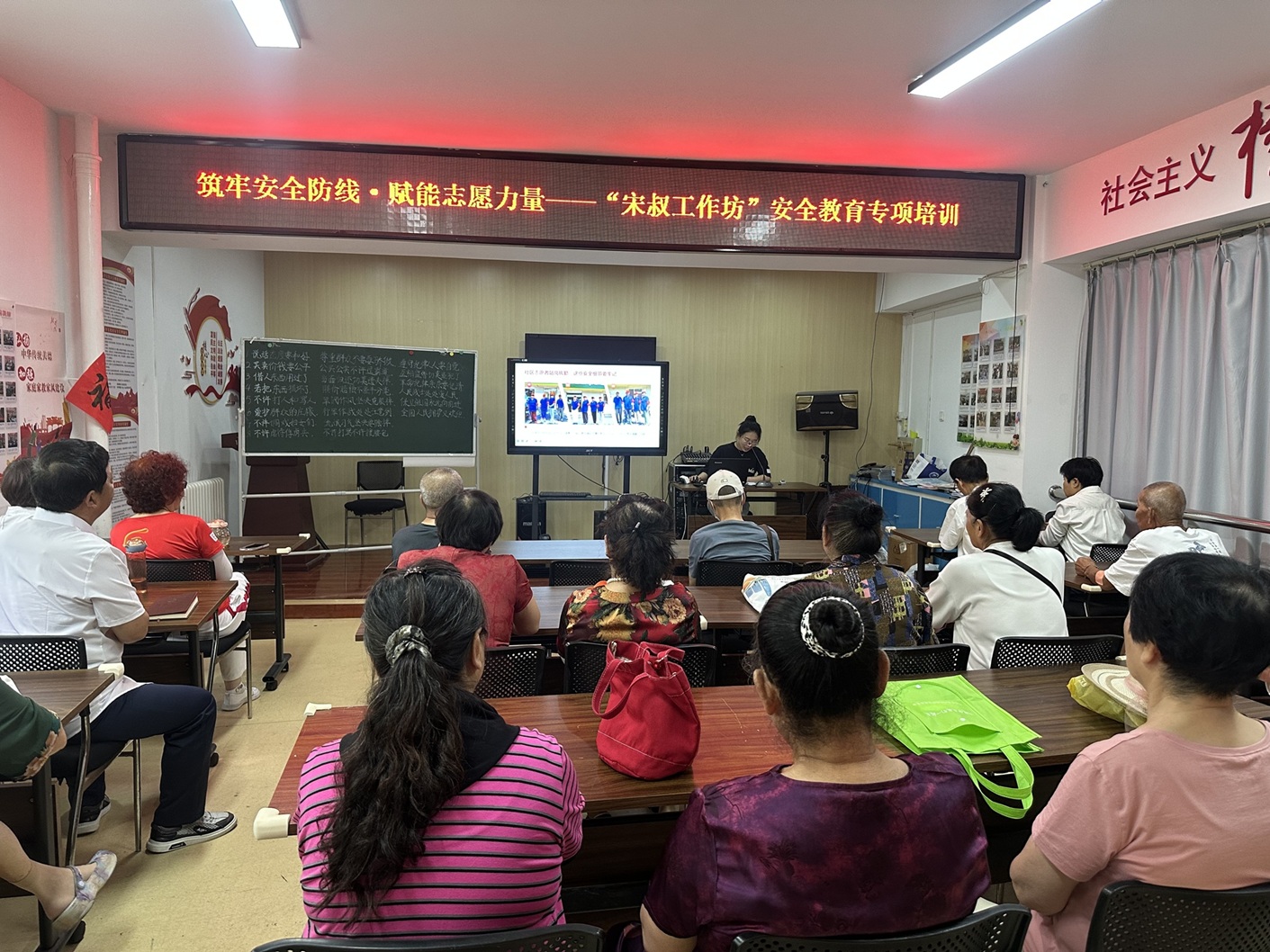 西上园社区“宋叔工作坊”双赋能:安全筑底,健康护航,志愿力量更强劲 西上园社区“宋叔工作坊”双赋能:安全筑底,健康护航,志愿力量更强劲
