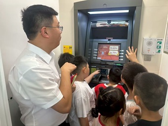 “童享金融趣,亲子共成长”—— 东里社区家长学校小小银行家活动圆满落幕 “童享金融趣,亲子共成长”—— 东里社区家长学校小小银行家活动圆满落幕
