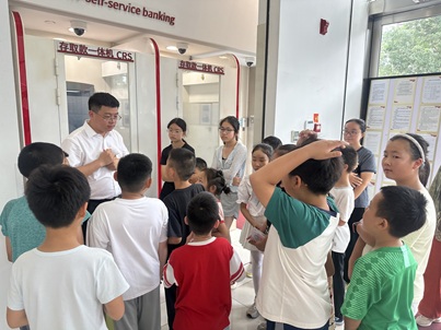 “童享金融趣,亲子共成长”—— 东里社区家长学校小小银行家活动圆满落幕 “童享金融趣,亲子共成长”—— 东里社区家长学校小小银行家活动圆满落幕