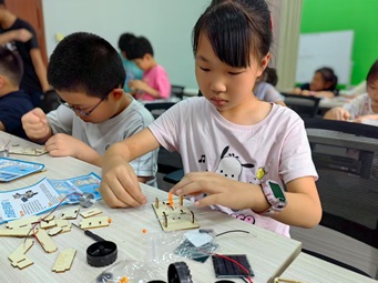 欧典社区 | “解码成长奥秘,智造星际梦想”---家庭教育及科技手工制作活动 欧典社区 | “解码成长奥秘,智造星际梦想”---家庭教育及科技手工制作活动