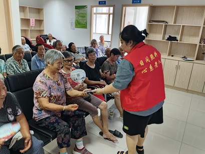 邓尉村|科技点亮生活 智能手机培训活动 邓尉村|科技点亮生活 智能手机培训活动