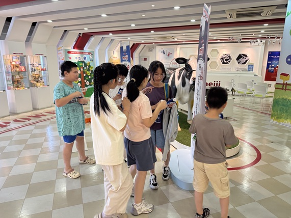 梅园社区|“智造未来·乳业探秘”——明治全自动化生产线科技体验营 梅园社区|“智造未来·乳业探秘”——明治全自动化生产线科技体验营