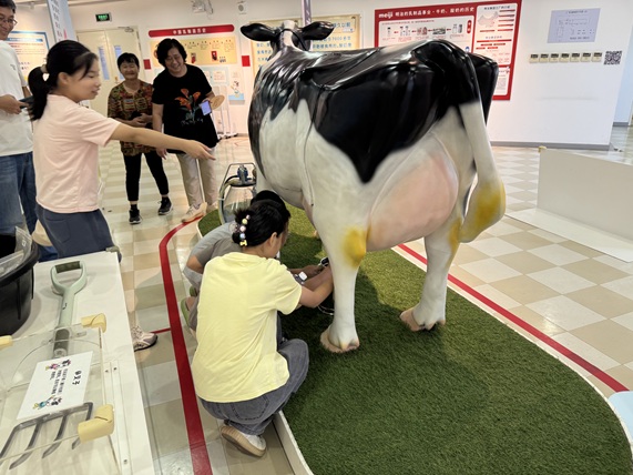 梅园社区|“智造未来·乳业探秘”——明治全自动化生产线科技体验营 梅园社区|“智造未来·乳业探秘”——明治全自动化生产线科技体验营