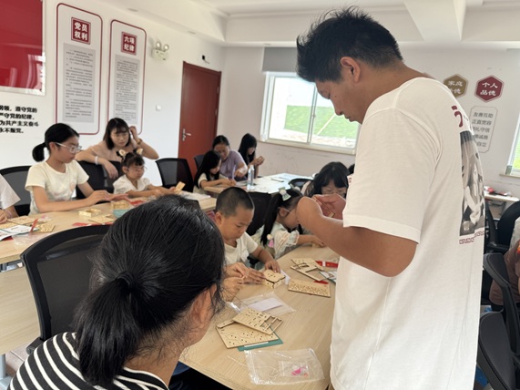 冲山村|“贺祖国华诞 享快乐科普”国旗升降台制作活动