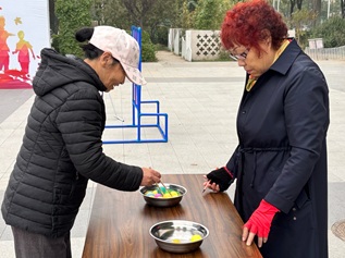 重阳不“重样”,西上园赛出“邻里圈”新活力!西上园携手“宋叔工作坊”开展趣味运动会 重阳不“重样”,西上园赛出“邻里圈”新活力!西上园携手“宋叔工作坊”开展趣味运动会