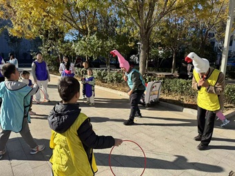 小手拉大手玩不停,暖意携情谊盈邻里 新华街道亲子运动会活动 小手拉大手玩不停,暖意携情谊盈邻里 新华街道亲子运动会活动