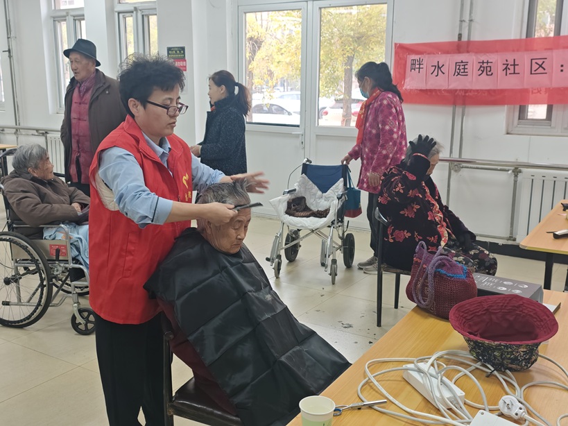 畔水庭苑社区:“爱心头等舱计划”社区能人精湛手艺获居民好评 畔水庭苑社区:“爱心头等舱计划”社区能人精湛手艺获居民好评