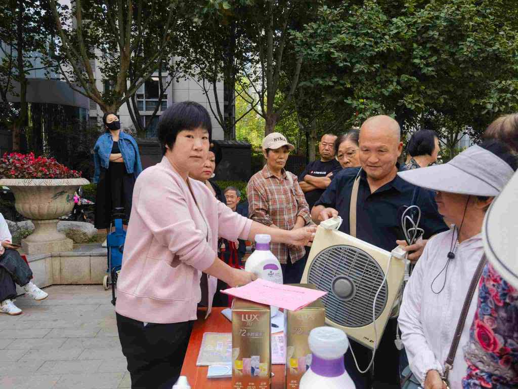 “绿色兑换聚邻里,旧物变身添美好” ——京贸北区环保行动暖人心 “绿色兑换聚邻里,旧物变身添美好” ——京贸北区环保行动暖人心