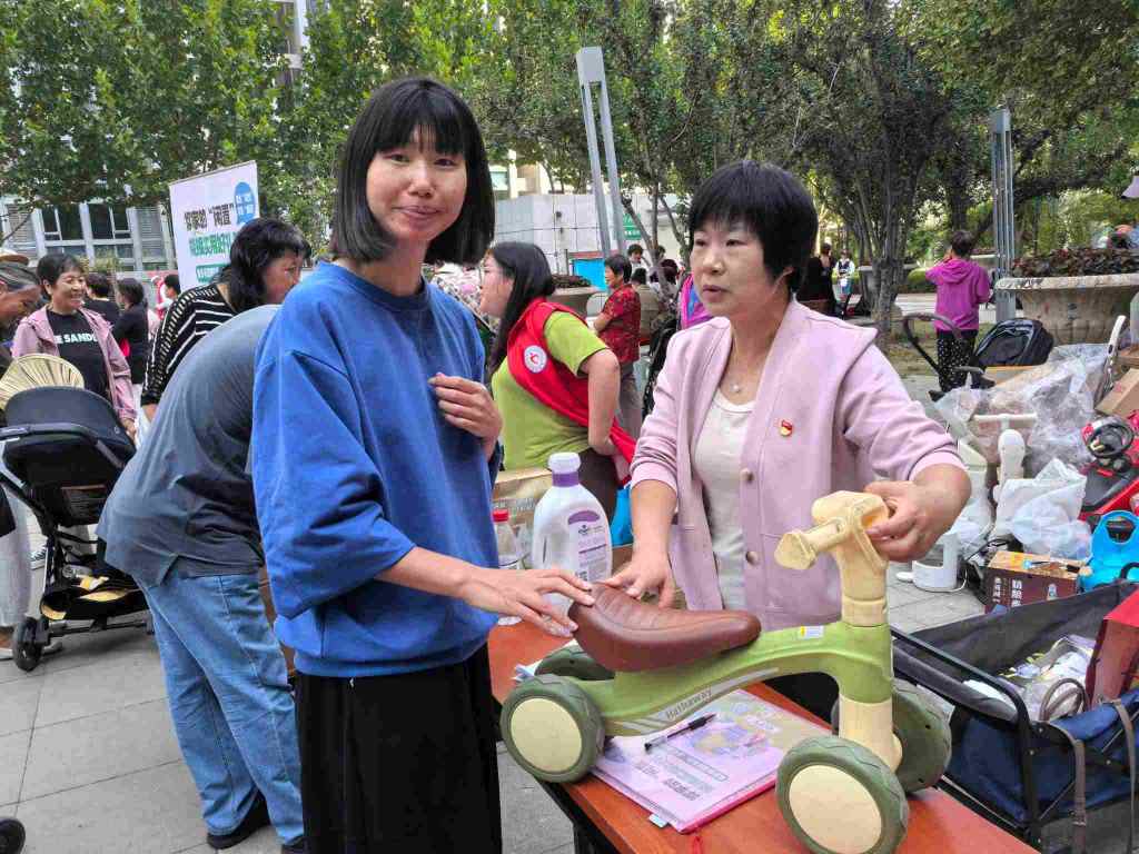 “绿色兑换聚邻里,旧物变身添美好” ——京贸北区环保行动暖人心 “绿色兑换聚邻里,旧物变身添美好” ——京贸北区环保行动暖人心