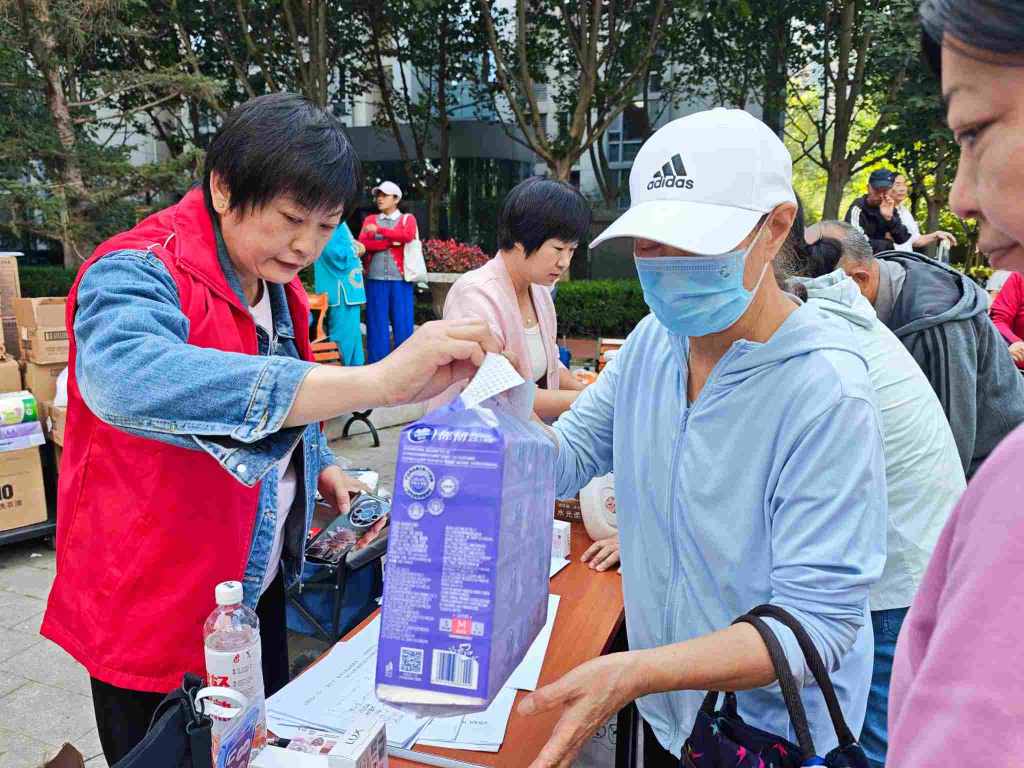 “绿色兑换聚邻里,旧物变身添美好” ——京贸北区环保行动暖人心 “绿色兑换聚邻里,旧物变身添美好” ——京贸北区环保行动暖人心