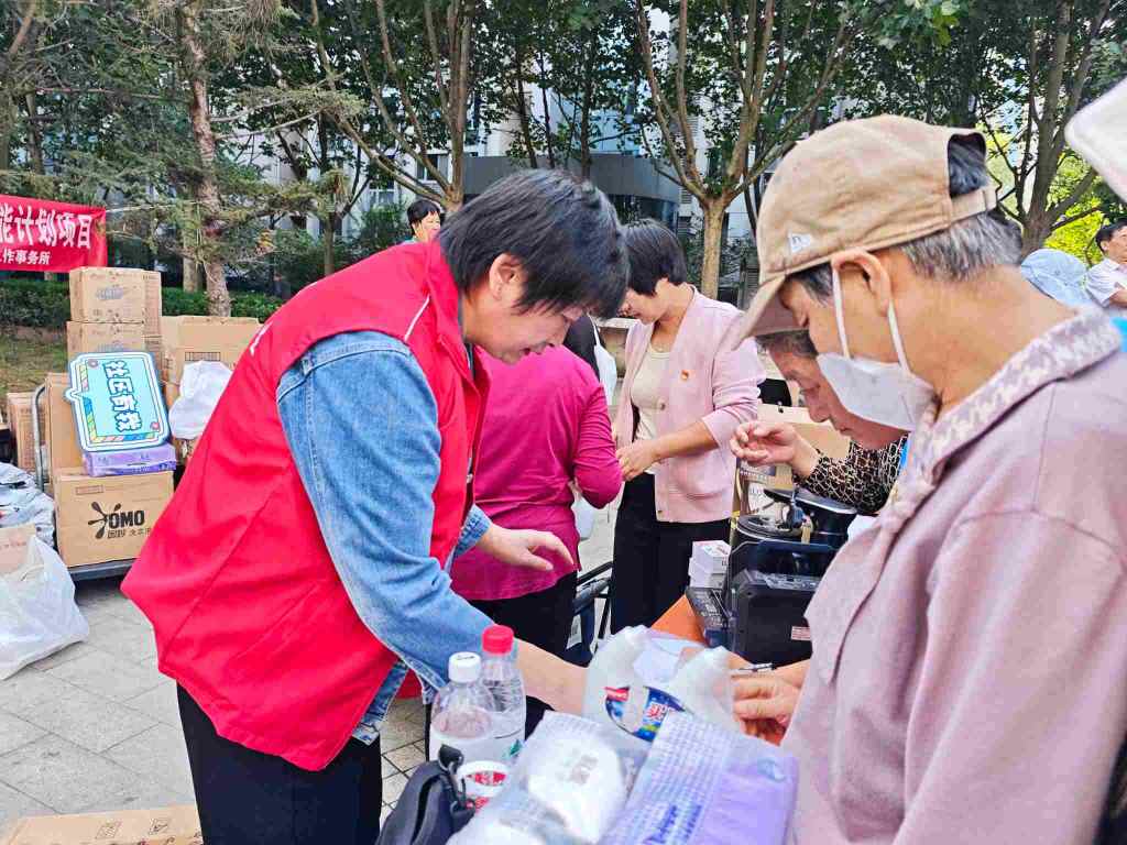 “绿色兑换聚邻里,旧物变身添美好” ——京贸北区环保行动暖人心 “绿色兑换聚邻里,旧物变身添美好” ——京贸北区环保行动暖人心