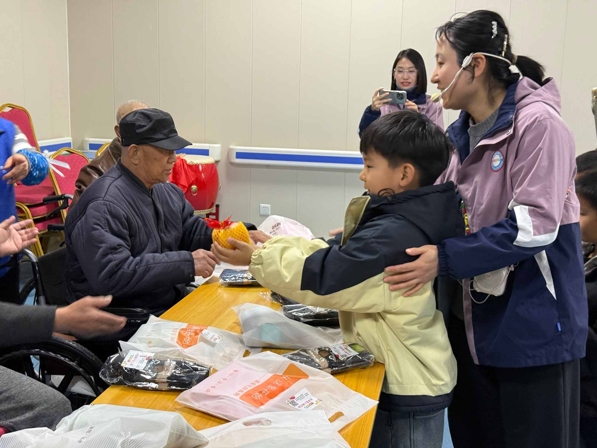 【南蔡村镇社工站】畔景庭苑社区:“童心暖夕阳 温情满寒冬”冬日慰问主题活动 【南蔡村镇社工站】畔景庭苑社区:“童心暖夕阳 温情满寒冬”冬日慰问主题活动
