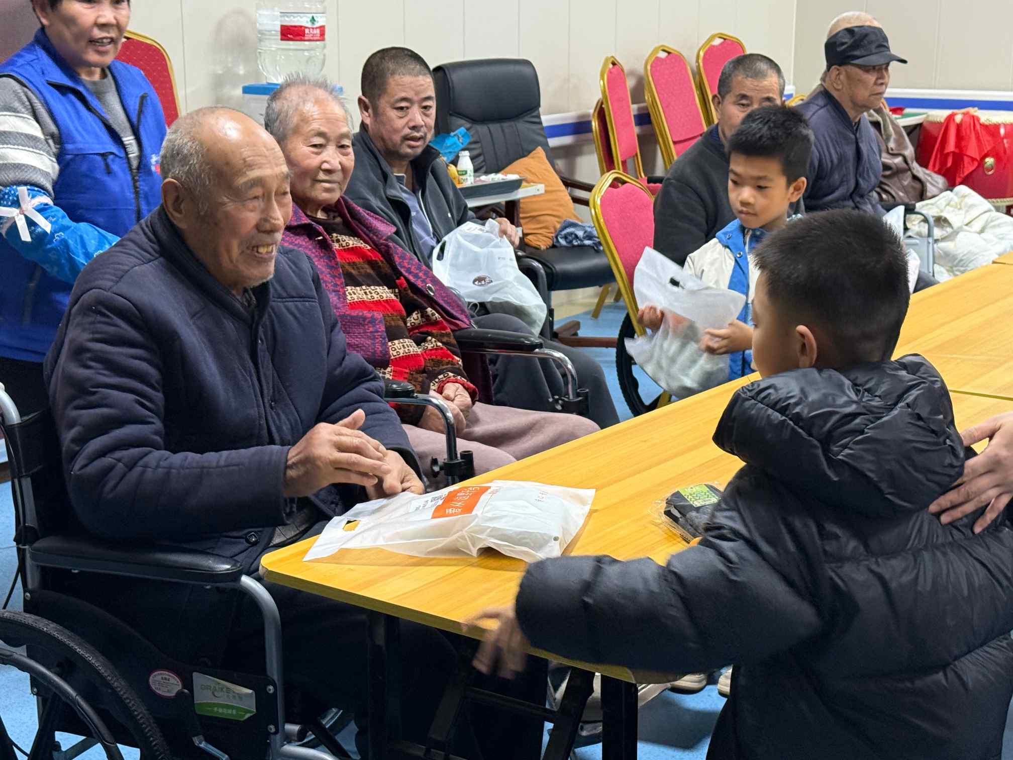 【南蔡村镇社工站】畔景庭苑社区：“童心暖夕阳 温情满寒冬”冬日慰问主题活动