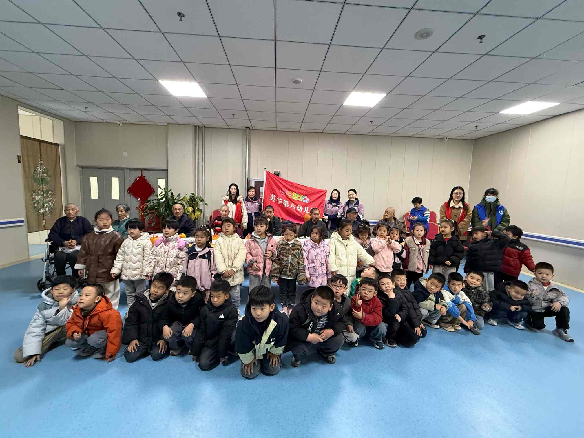 【南蔡村镇社工站】畔景庭苑社区:“童心暖夕阳 温情满寒冬”冬日慰问主题活动 【南蔡村镇社工站】畔景庭苑社区:“童心暖夕阳 温情满寒冬”冬日慰问主题活动