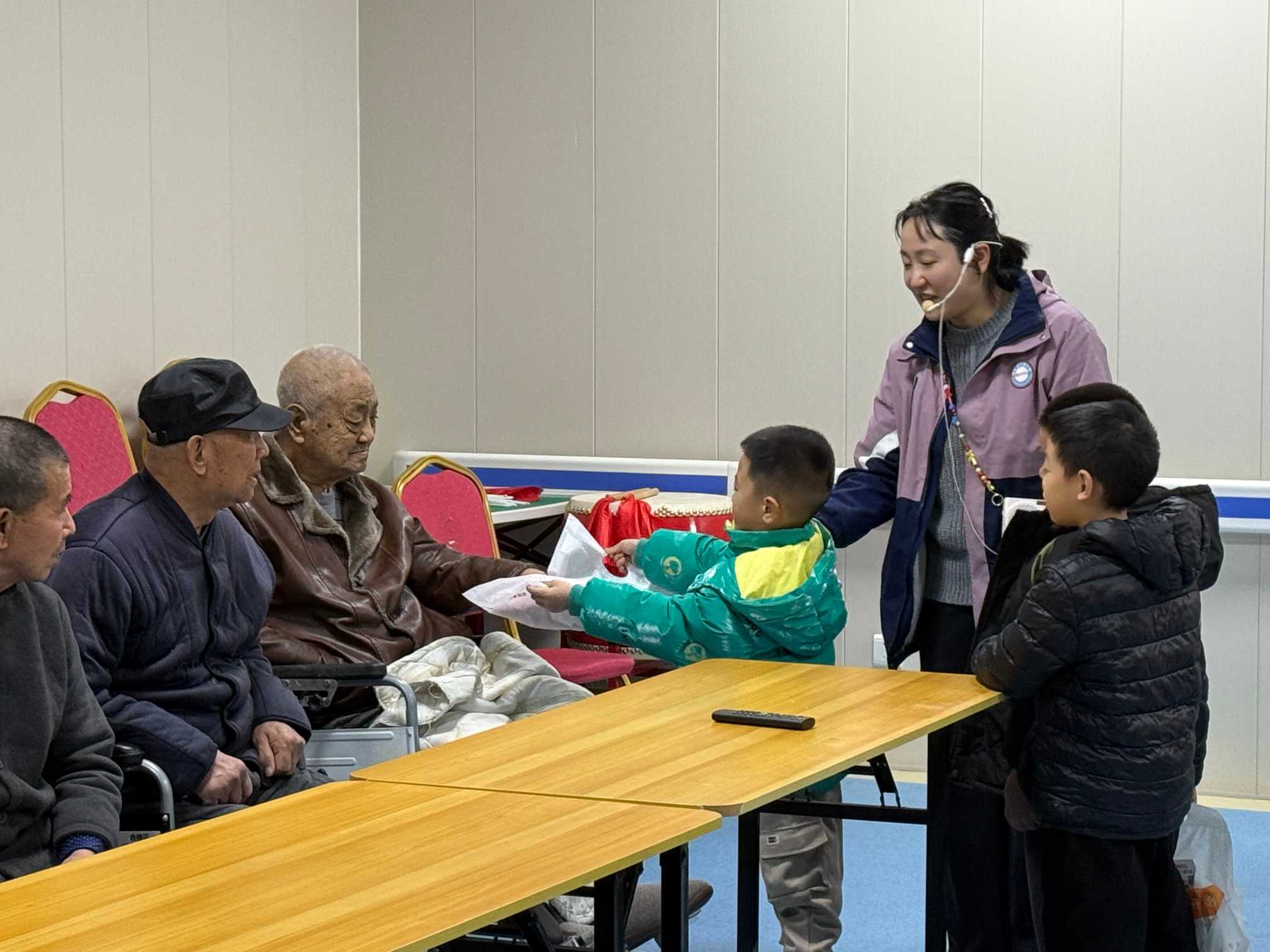 【南蔡村镇社工站】畔景庭苑社区:“童心暖夕阳 温情满寒冬”冬日慰问主题活动 【南蔡村镇社工站】畔景庭苑社区:“童心暖夕阳 温情满寒冬”冬日慰问主题活动