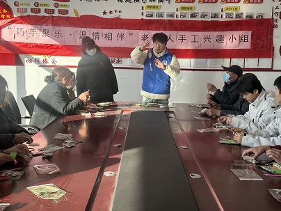 【南蔡村镇社工站】“非遗传情,风铃巧制”走进非遗宋锦的世界——“巧手聚乐,温情相伴”老年人手工兴趣小组 【南蔡村镇社工站】“非遗传情,风铃巧制”走进非遗宋锦的世界——“巧手聚乐,温情相伴”老年人手工兴趣小组