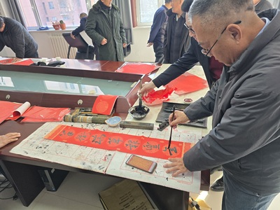 【南蔡村镇四助服务】畔水庭苑社区:“翰墨迎春书福至 情暖桑榆共团圆”新春主题活动 【南蔡村镇四助服务】畔水庭苑社区:“翰墨迎春书福至 情暖桑榆共团圆”新春主题活动