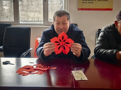 【南蔡村镇四助服务】“巧手聚乐·温情相伴”老年手工兴趣小组圆满结课:巧艺连心,手作传递岁月温情 【南蔡村镇四助服务】“巧手聚乐·温情相伴”老年手工兴趣小组圆满结课:巧艺连心,手作传递岁月温情