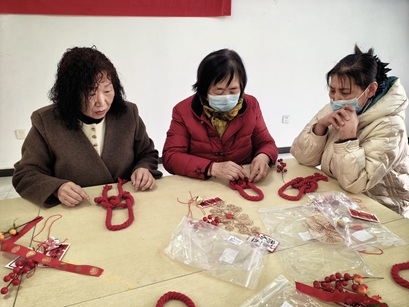 【南蔡村镇四助服务】畔景庭苑社区开展“巧手编福·万字节手工”新年活动 【南蔡村镇四助服务】畔景庭苑社区开展“巧手编福·万字节手工”新年活动