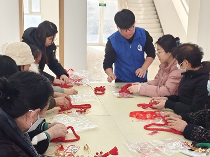 【南蔡村镇四助服务】畔景庭苑社区开展“巧手编福·万字节手工”新年活动 【南蔡村镇四助服务】畔景庭苑社区开展“巧手编福·万字节手工”新年活动