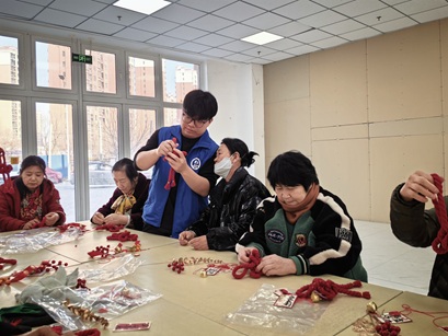 【南蔡村镇四助服务】畔景庭苑社区开展“巧手编福·万字节手工”新年活动 【南蔡村镇四助服务】畔景庭苑社区开展“巧手编福·万字节手工”新年活动