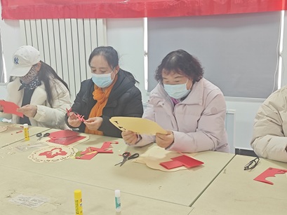 【南蔡村镇四助服务】翡翠半岛社区开展“剪纸纳吉·花绽窗前”剪窗花活动 【南蔡村镇四助服务】翡翠半岛社区开展“剪纸纳吉·花绽窗前”剪窗花活动