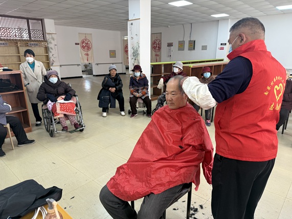 【南蔡村镇四助服务】畔水庭苑社区:“爱心头等舱·春暖焕新颜”义剪活动 【南蔡村镇四助服务】畔水庭苑社区:“爱心头等舱·春暖焕新颜”义剪活动
