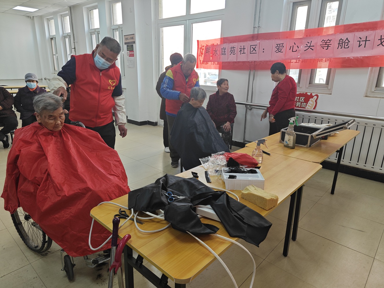 【南蔡村镇四助服务】畔水庭苑社区:“爱心头等舱·春暖焕新颜”义剪活动 【南蔡村镇四助服务】畔水庭苑社区:“爱心头等舱·春暖焕新颜”义剪活动