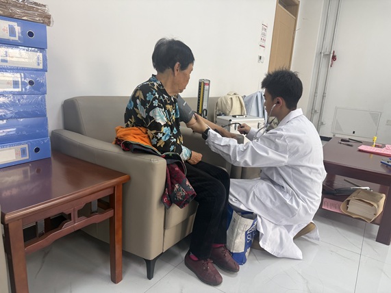 【南蔡村镇社工站】畔景庭苑社区:“情暖社区守安康·义诊上门送温情” 【南蔡村镇社工站】畔景庭苑社区:“情暖社区守安康·义诊上门送温情”