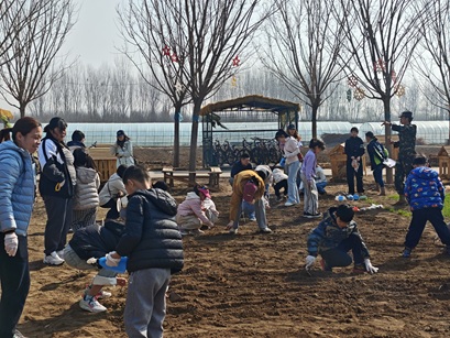 走进田间探职业!潞城这场实践课,让娃在劳动中读懂家乡、点亮梦想! 走进田间探职业!潞城这场实践课,让娃在劳动中读懂家乡、点亮梦想!