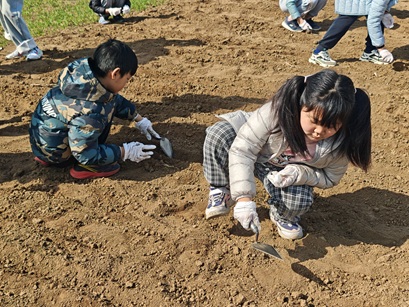 走进田间探职业!潞城这场实践课,让娃在劳动中读懂家乡、点亮梦想! 走进田间探职业!潞城这场实践课,让娃在劳动中读懂家乡、点亮梦想!